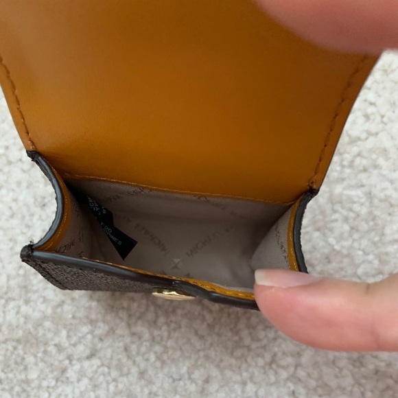 Michael Kors AirPod case - Picture 9 of 10